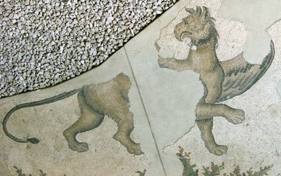 Oroszlán Griffot ábrázoló mozaik, Arasta Bazár, Ahmet szultán mecset, Isztambul. alkotó: Roman Roman