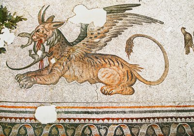 Egy gyíkot evő tigris-griffet ábrázoló mozaik, Arasta Bazár, Ahmet szultán mecset, Isztambul. alkotó: Roman Roman