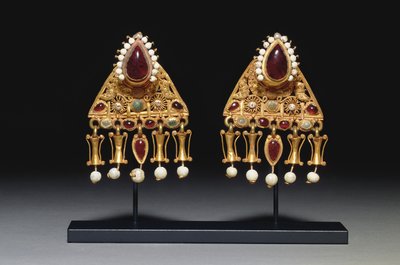 Fülbevaló pár, Kr.u. 2.-3. század (arany, gyöngy, gránát és üveg) alkotó: Roman Roman