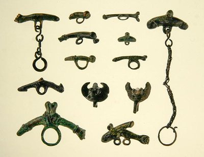 Phalloi amulettek (bronz) alkotó: Roman Roman