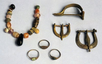 Gyűrűk, csatok és fibulák, Masada (vegyes technika) alkotó: Roman Roman