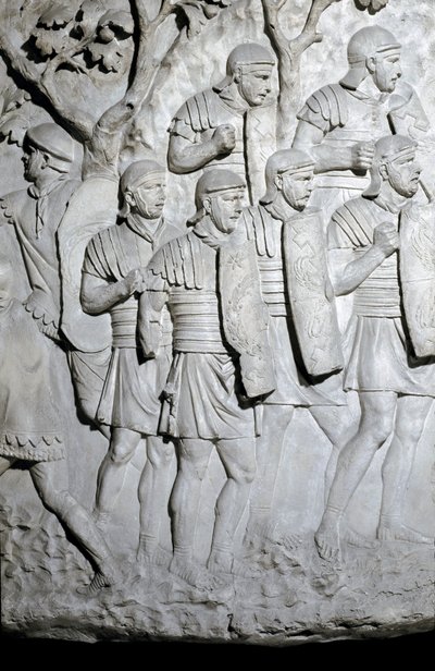 Római művészet: „Római légiósok harcra készen”” 1862-es öntőforma, amely a Traianus császár (53-117) uralkodása alatt épült római Traianus-oszlop (Trajane oszlop) (Colonna Traiana) domborműveit reprodukálja. A Trajane-oszlop a győzelemre állít emléket alkotó: Roman Roman