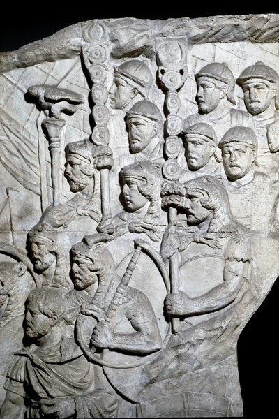 Római művészet: „” Vexillumot hordozó harcosok (római transzparensek)”” 1862-es öntőforma, amely a Traianus császár (53-117) uralkodása idején épült római Traianus oszlop (Trajane oszlop) (Colonna Traiana) domborműveit reprodukálja. A Trajane-oszlop megeml alkotó: Roman Roman
