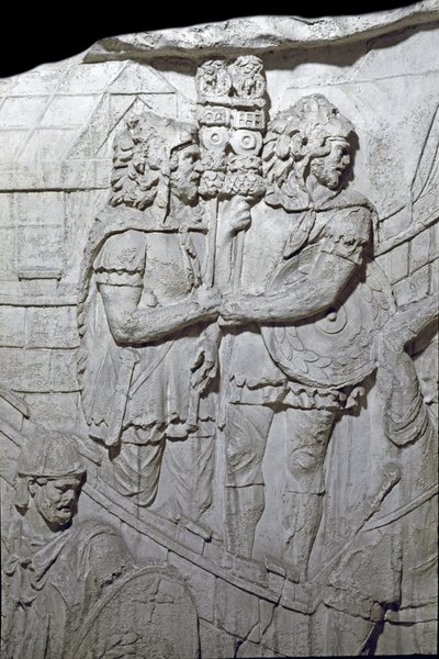 Római művészet: „Római sast hordozó harcosok (Aquiliferes)” 1862-es öntőforma, amely a Traianus császár (53-117) uralkodása alatt épült római Traianus oszlop (Trajane oszlop) (Colonna Traiana) domborműveit reprodukálja. . A Trajane-oszlop megemlékezik alkotó: Roman Roman