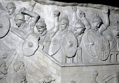 Római művészet: „Római katonák egy erődítmény védelmében” 1862-es öntőforma, amely a Traianus császár (53-117) uralkodása alatt épült római Traianus-oszlop (Traiana oszlop) (Colonna Traiana) domborműveit reprodukálja. A Trajane-oszlop a vi alkotó: Roman Roman