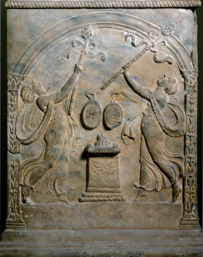 Római művészet: két táncoló menádot ábrázoló temetési oltár. Alacsony megkönnyebbülés. Róma, Museo Nazionale Romano alkotó: Roman Roman