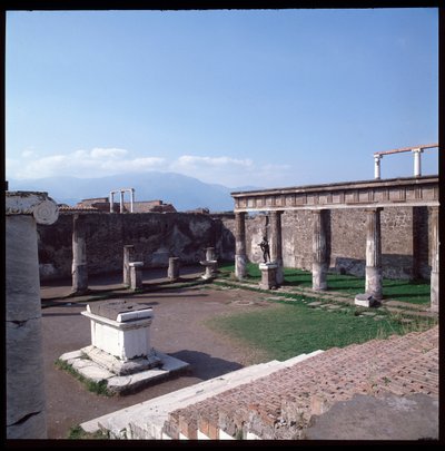 Római művészet: Apollón templomának kilátása Pompei régészeti lelőhelyén (Kr. e. 4. század-Kr. e. 2. század) Olaszország (Római művészet: Apollón templomának képe, Pompei, Kr. e. 4. század – ie 2. század, Olaszország) alkotó: Roman Roman