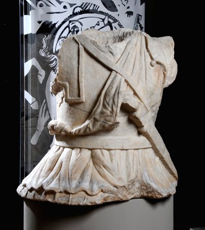Egy lovas katona faragott törzse (márvány) (lásd még: 371176) alkotó: Roman Roman