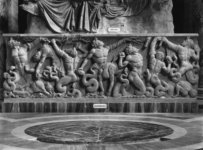 Az óriások, egy dombormű részlete, amely Ariane-t és egy gigantomómiát (márvány) ábrázol (f/w fotó) alkotó: Roman Roman