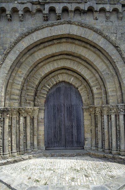 12. századi templom csinos poitevini homlokzattal (román stílusú). Chaize-Giraud Vendée-ben (85). alkotó: Romanesque