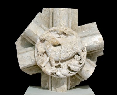 Egy bárány, a Saint Laurent-kápolna (Szent Lőrinc) boltozata, több évre eltűnt, és eredetileg a Fontenay-i ciszterci apátság felett helyezkedett el (Fontenay-i apátság, Burgundia, Franciaország: bárányt ábrázoló zárókő) alkotó: Romanesque