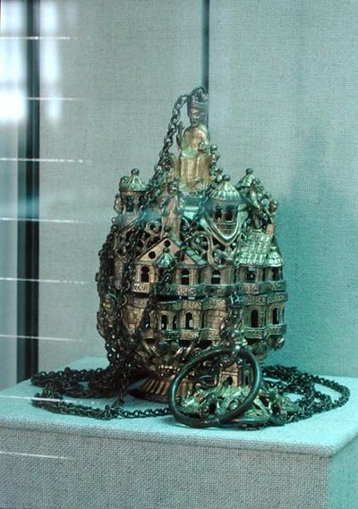 Gozbert füstölő (aranyozott fém) alkotó: Romanesque