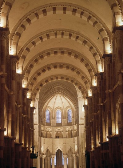 A Vezelay-székesegyház belseje alkotó: Romanesque