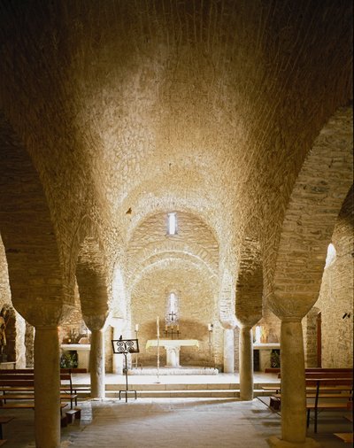 Az apátság belső képe alkotó: Romanesque
