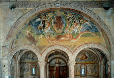 Az Apokalipszis ábrázolása: az angyalok nyilaikkal átszúrják a hétfejű szörnyet alkotó: Romanesque