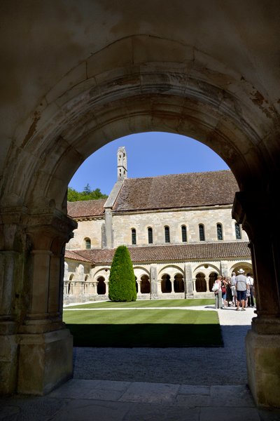 Román építészet: kilátás a kolostorra és a Fontenay-i ciszterci apátság épületeire, Burgundiában alkotó: Romanesque