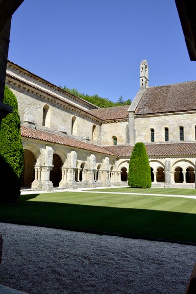 Román építészet: kilátás a kolostorra és a Fontenay-i ciszterci apátság épületeire, Burgundiában alkotó: Romanesque