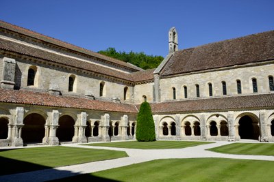 Román építészet: kilátás a kolostorra és a Fontenay-i ciszterci apátság épületeire, Burgundiában alkotó: Romanesque