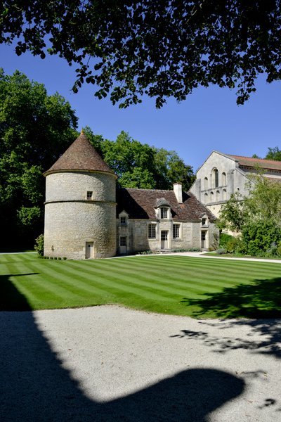 Román építészet: kilátás a burgundi Fontenay ciszterci apátság galambodára és kennelére alkotó: Romanesque