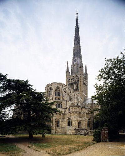 Román művészet: kilátás a Norwich Herbert de Losinga előestéjén alapított Szentháromság-katedrálisra alkotó: Romanesque