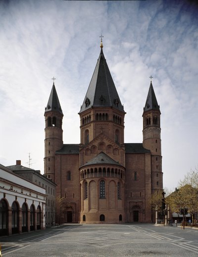 Román művészet: kilátás a 10. és 12. század között épült Szent Márton-székesegyházra. Mainz, Németország alkotó: Romanesque
