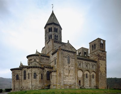 Román művészet: kilátás a Saint-Nectaire-templomra (XII. század). alkotó: Romanesque