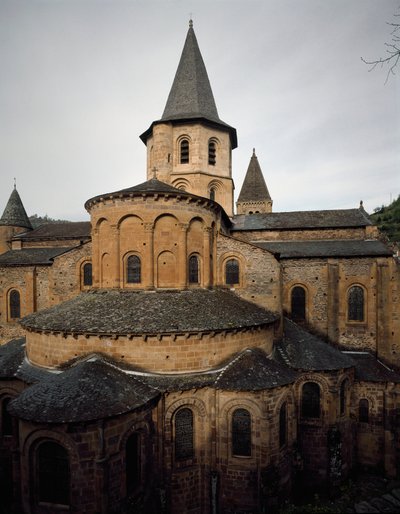Román művészet: kilátás a Conques Sainte Foy (Sainte-Foy) apátság templomára alkotó: Romanesque