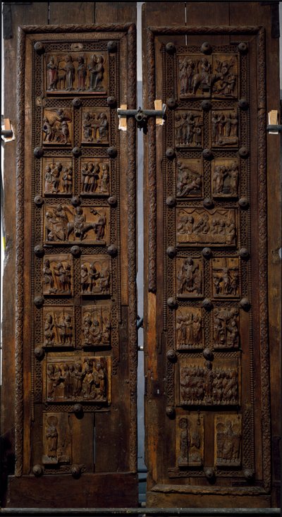 Román művészet: a németországi kölni (Sankt Maria im Kapitol, Koln) Kapitóliumi Szent Mária-templom faajtója a 12. század közepéről alkotó: Romanesque