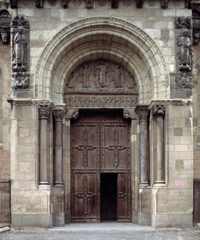 A bazilika déli portálja alkotó: Romanesque