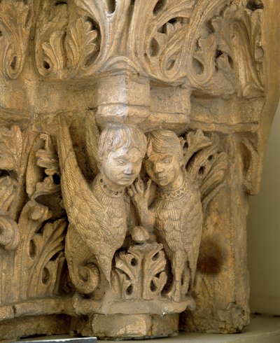 A felső szirénákat és madarakat díszít a Saint Loup de Naud (Szajna és Marne) templom mintájára 1170. Paris, Museum of Monuments english alkotó: Romanesque