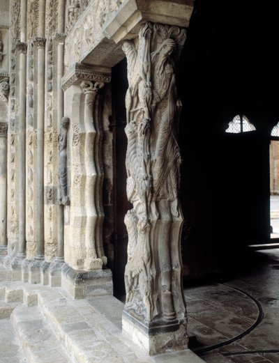 Trumeau (faragott alkotó: Romanesque