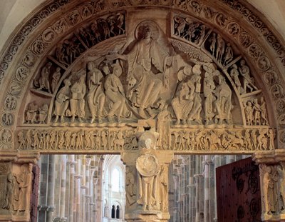 Vezelay-bazilika timpanonja, amely Krisztust ábrázolja a fenségben (Jézus Krisztus a dicsőségben egy mandorlában van ábrázolva) 12. század. Vezelay-bazilika alkotó: Romanesque