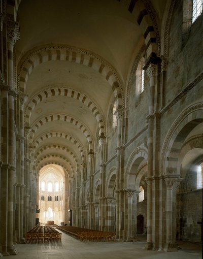 Kilátás a Santa Maria Magdalene bazilika központi hajójára (Szent Mária Magdolna (1096-1106), Vezelay, Yonne alkotó: Romanesque