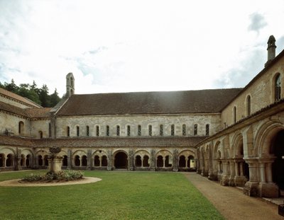 Kilátás a 12. században alapított ciszterci apátság kolostorára. alkotó: Romanesque