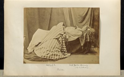 [Lady Middleton mint "Elaine" és Sophy L.M. a Tableau Vivant-ban a "Király idilljei"-ből] alkotó: Ronald Ruthven Leslie Melville