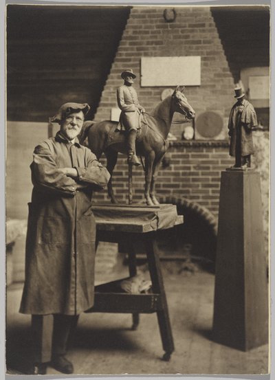 A stúdióban, Cyrus Dallin (fekete-fehér fotó) alkotó: Ross W. Baker