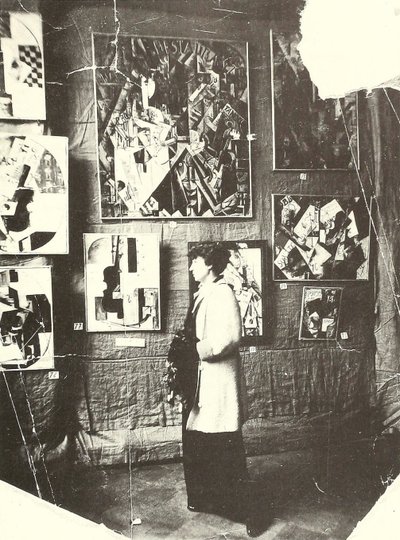 Alexandra Ekster Udaltsova festményei előtt a moszkvai The Store kiállításon. alkotó: Russian Photographer