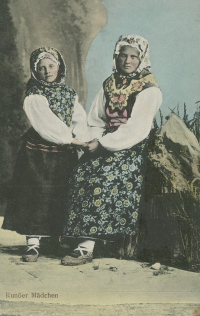 Lányok lett népviseletben alkotó: Russian Photographer