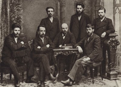 Lenin a munkásosztály felszabadításáért küzdő szentpétervári szövetség egy csoportjával, Szentpétervár, 1897. február alkotó: Russian Photographer