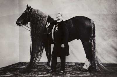 Akim Nikitin orosz cirkuszi előadó lóval alkotó: Russian Photographer