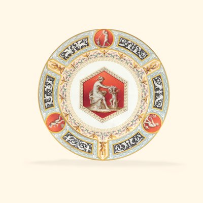 A Raphael Service porcelán éttányérja, középen klasszicizáló hölgyet és puttót ábrázol, 1903 alkotó: Russian School