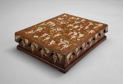 Doboz íróeszközökhöz (lakk, fa, gyöngyház és arany) alkotó: Ryukyuan culture