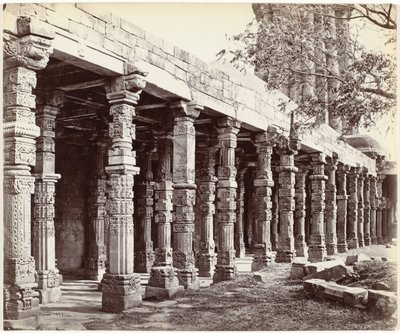 Az oszlopsor a Qutb Minar díszletével Delhiben Hindoo Pillars oszlopsora, a Kútubban, East Side (eredeti cím az objektumon) alkotó: Samuel Bourne (signed by artist)