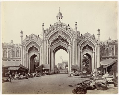 Hosseinabad bazárjának kapuja, Lucknow A Hooseinabad Bazaar kapuja (eredeti cím) alkotó: Samuel Bourne (signed by artist)