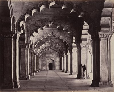 Agra. A Moti Masjid, a Gyöngymecset. A teljes mellékhajó látképe alkotó: Samuel Bourne