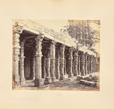 Delhi; Hindu oszlopok oszlopsorozata a Kutub Minárnál, keleti oldal alkotó: Samuel Bourne
