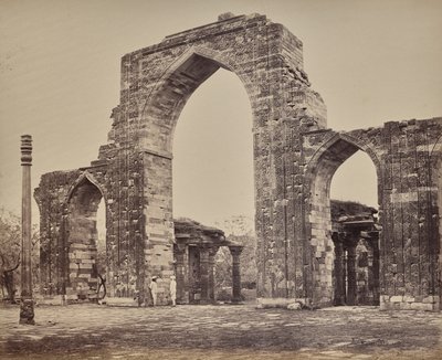Delhi. Nagy boltív és vasoszlop a Qutub Minár közelében, az óváros romjai alkotó: Samuel Bourne