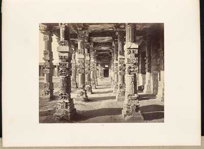 Delhi; A Kutub Minar, a keleti oszlopcsarnok belső nézete alkotó: Samuel Bourne