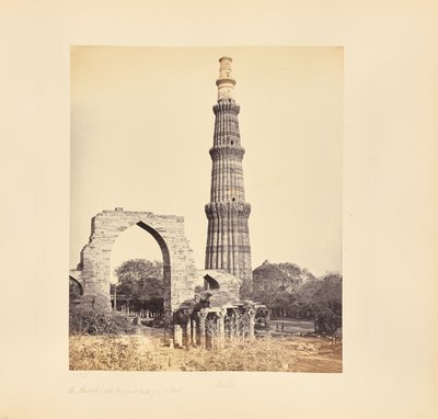Delhi; A Kutub Minar, a nagy boltívvel, nyugatról alkotó: Samuel Bourne