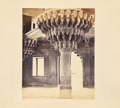 Fatehpur Sikri; figyelemre méltó oszlop a Diwan-i-Khas, vagyis a kihallgatási csarnok közepén alkotó: Samuel Bourne